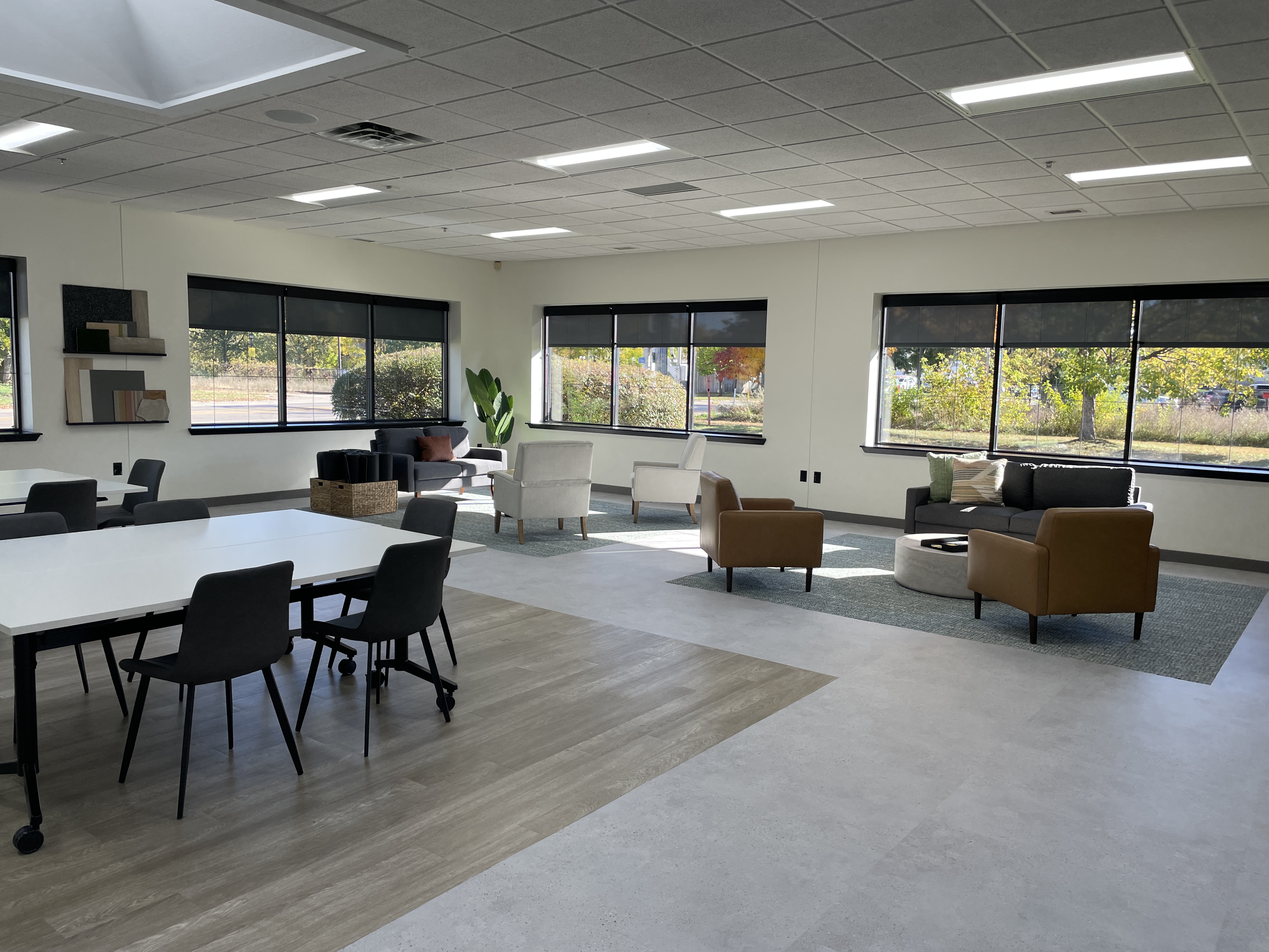 Primary walkway uses AVA Flor 2TRZO